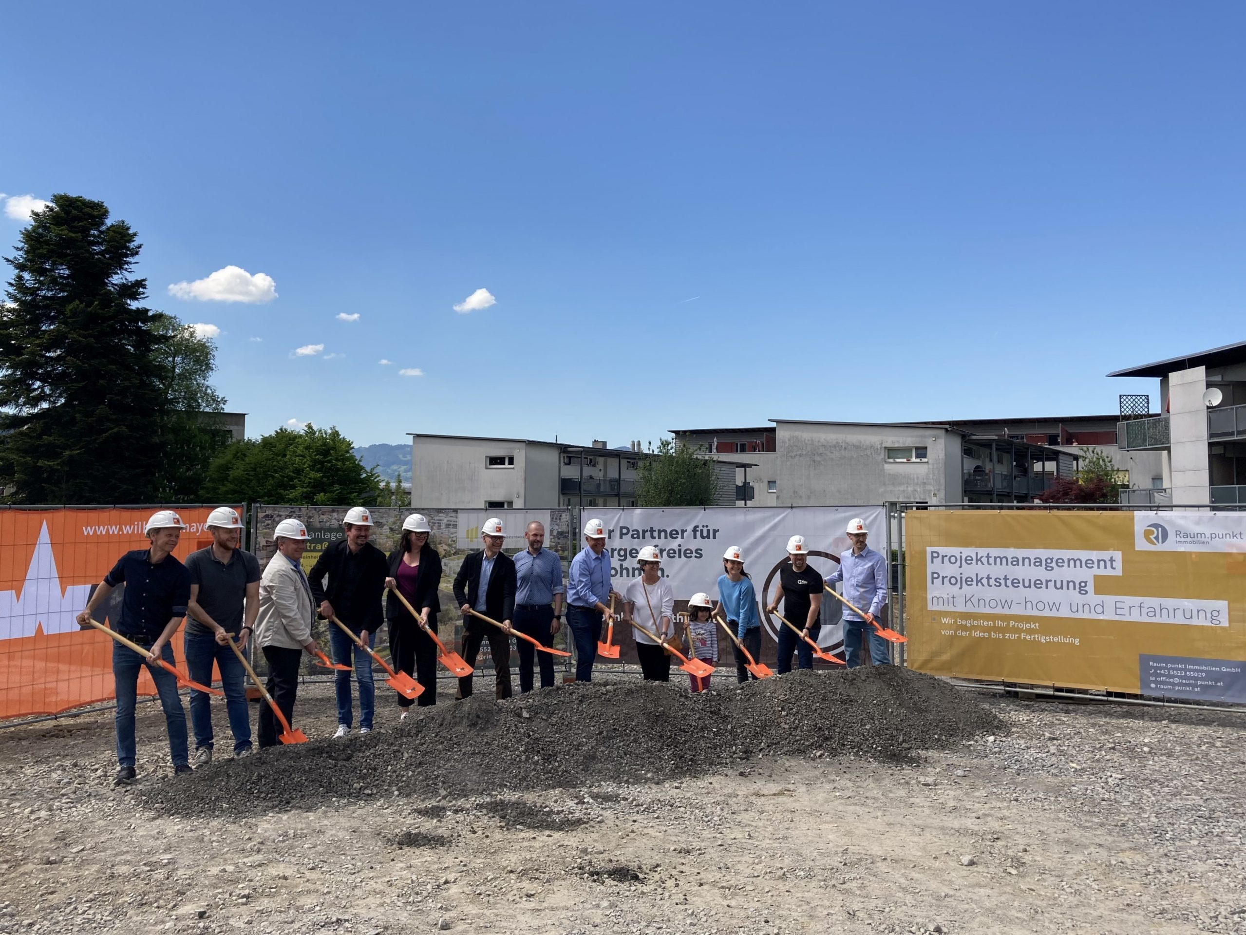 Den traditionellen Spatenstich für die Wohnanlage Ringstraße in Götzis feierten die Partnerunternehmen BMU Immobilienprojektentwicklung, die Wohnbauselbsthilfe gemeinsam mit Bürgermeister Manfred Böhmwalder, dem Amtsleiter Konrad Ortner und Gemeindevorständin Karin Weber.