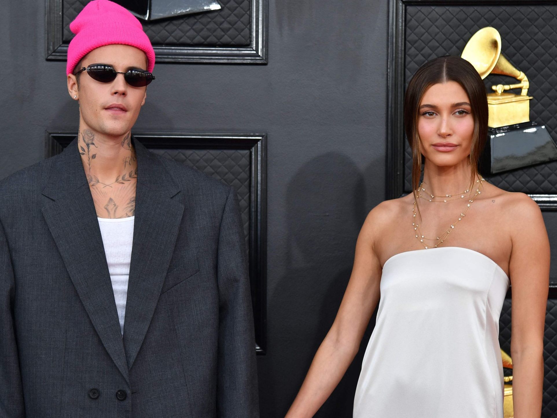 Justin Bieber (l.) gibt zu, dass er seine Ehefrau Hailey (r.) in einem früheren Streit verletzt habe. Justin Bieber (l.) gibt zu, dass er seine Ehefrau Hailey (r.) in einem früheren Streit verletzt habe.