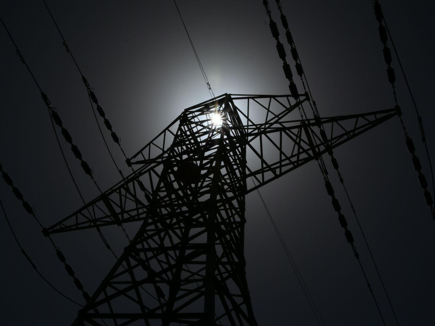 In den USA wurden unzulässige Kommunikationsmodule in chinesischen Wechselrichtern gefunden, womit sich im schlimmsten Fall ein Blackout auslösen lässt.