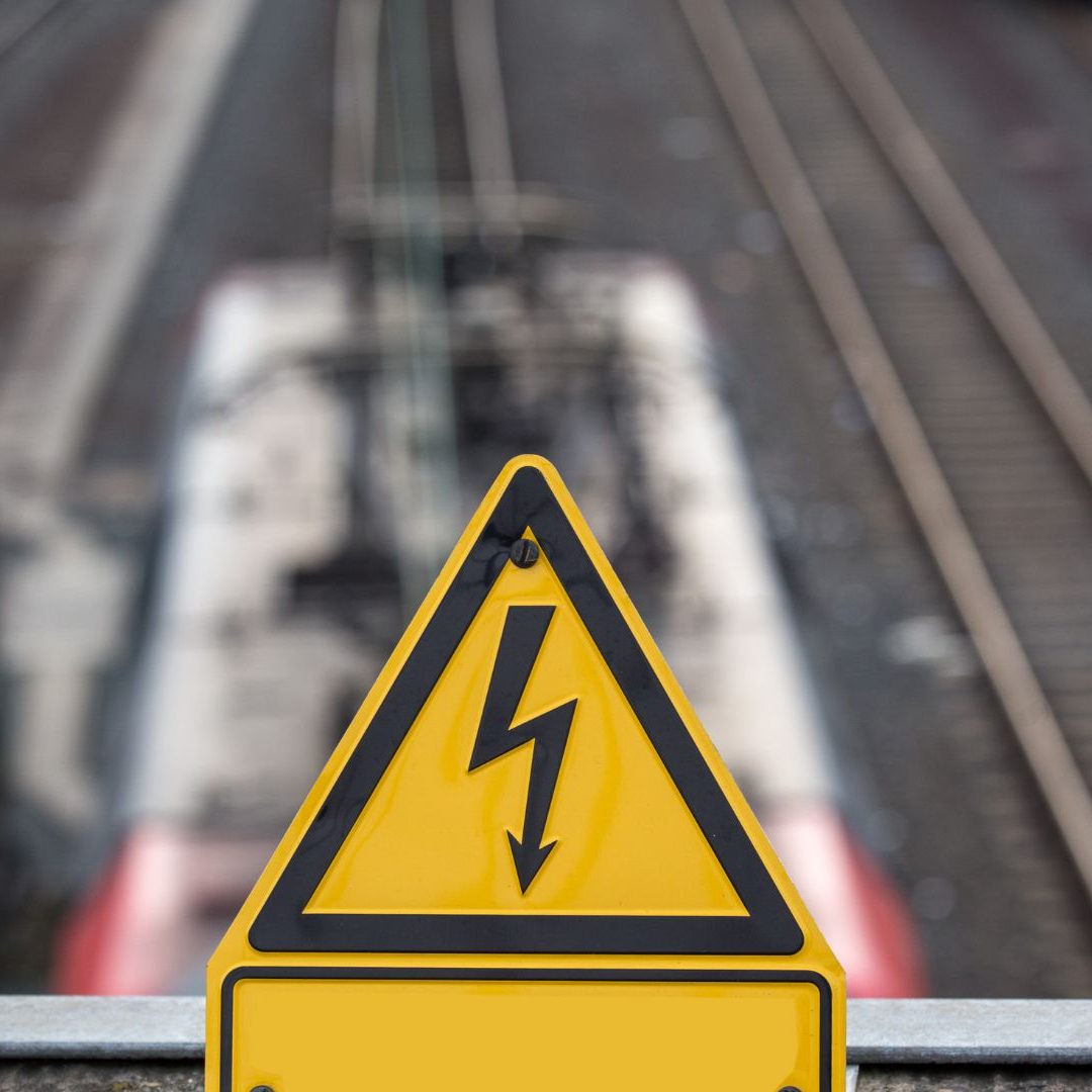 Eine Studie zeigt, dass Zugsurfen zu den gefährlichsten Hochspannungsverletzungen führt.