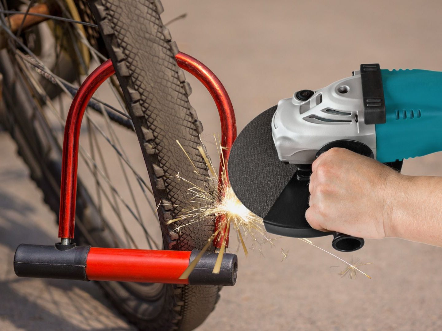 Der Mann wollte das Fahrradschloss mit einem Winkelschleifer durchtrennen. Der Mann wollte das Fahrradschloss mit einem Winkelschleifer durchtrennen.