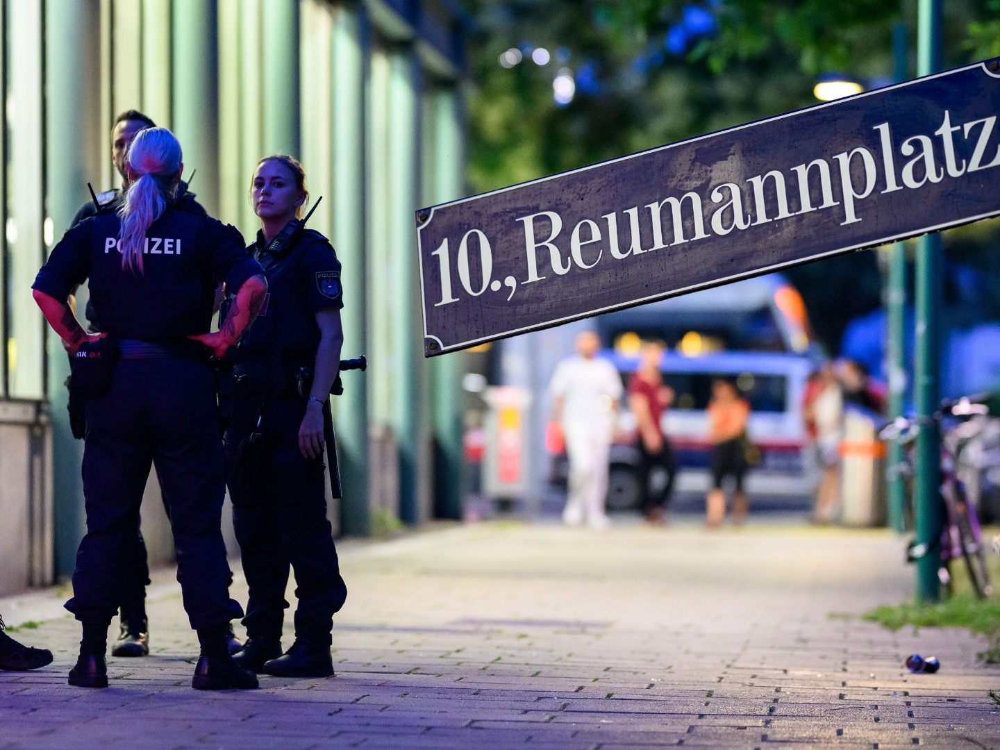 Ein Mann wurde am Reumannplatz in Wien niedergestochen. Ein Mann wurde am Reumannplatz in Wien niedergestochen.