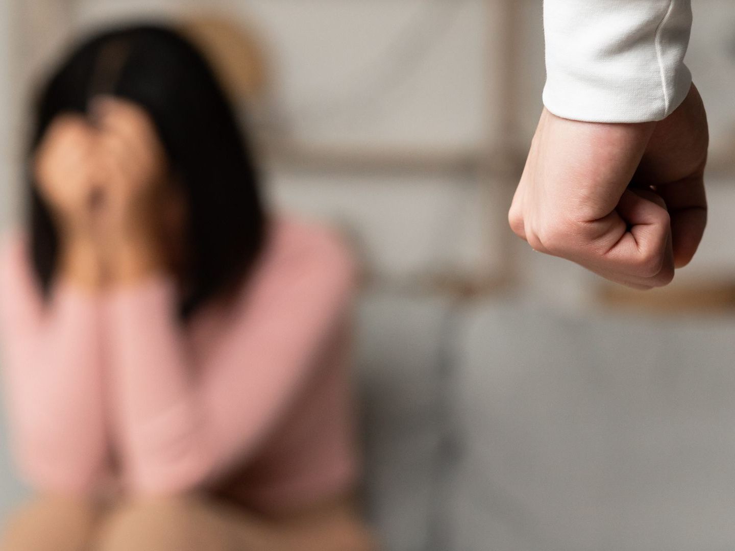 Der 29-Jährige ging auf seine Mutter los und verletzte sie. Der 29-Jährige ging auf seine Mutter los und verletzte sie.