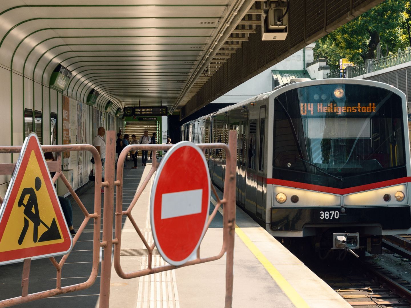 Während der Sperren wird ein umfassender Schienenersatzverkehr eingerichtet. Während der Sperren wird ein umfassender Schienenersatzverkehr eingerichtet.