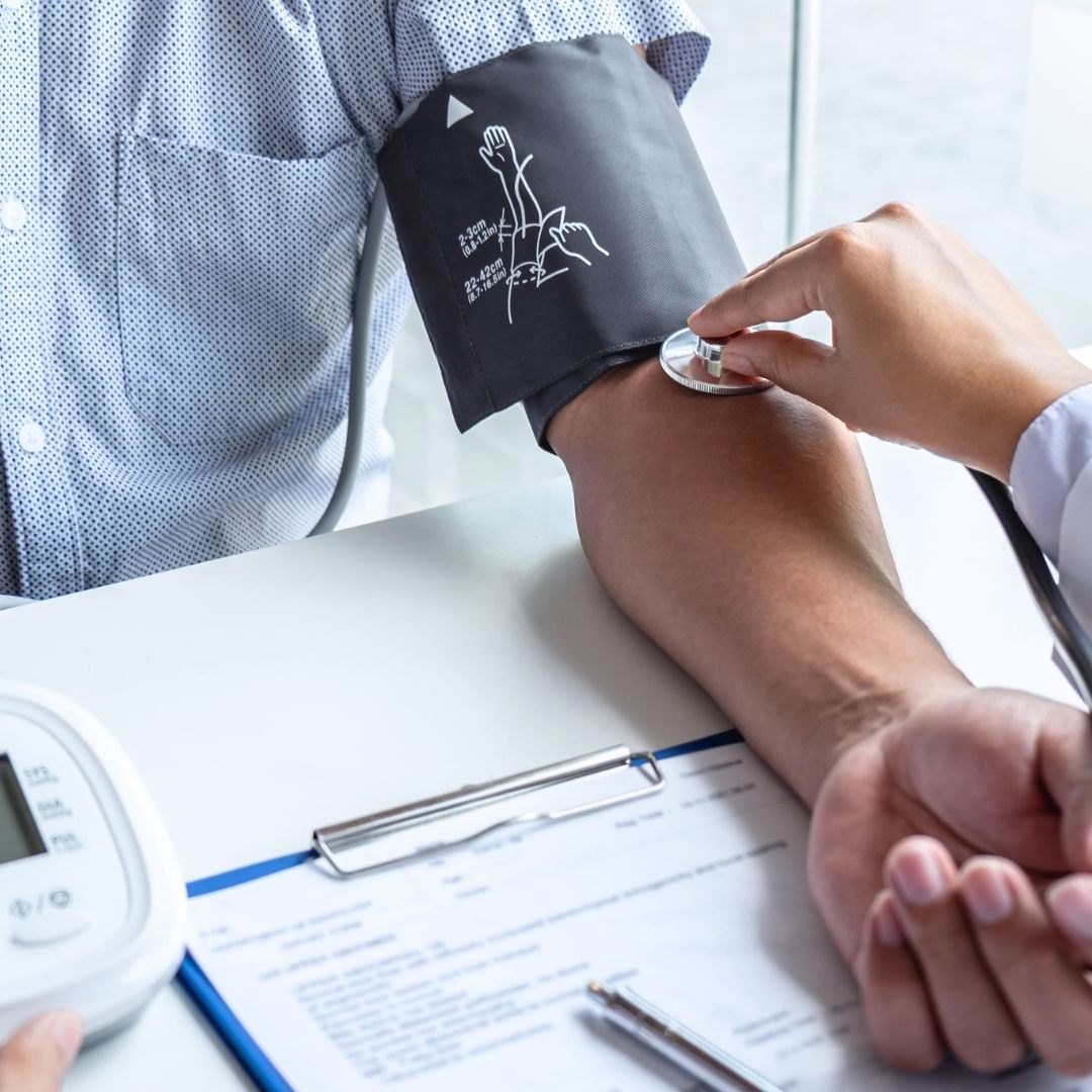 Blutdruck neu bewertet: Wann 120/80 zu wenig – und wann zu viel ist