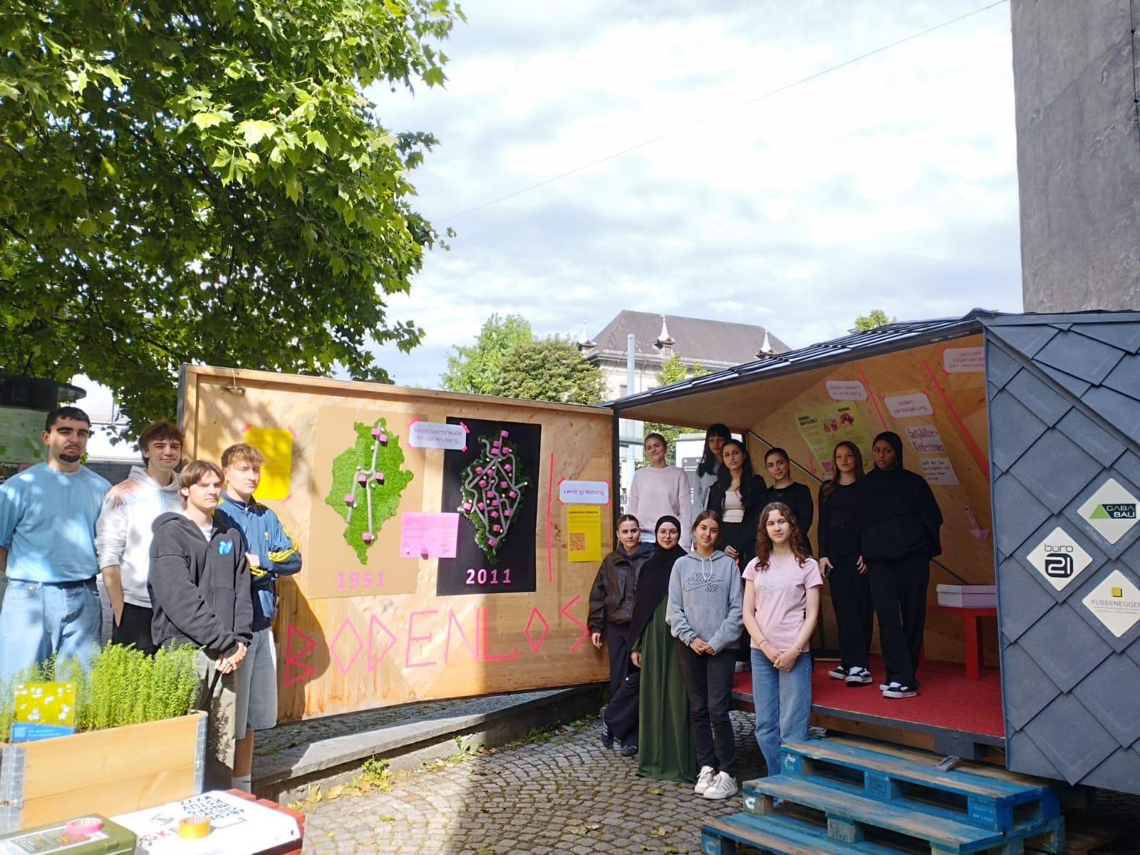 Die Schüler:innen der 3ak vor der Ausstellung Die Schüler:innen der 3ak vor der Ausstellung