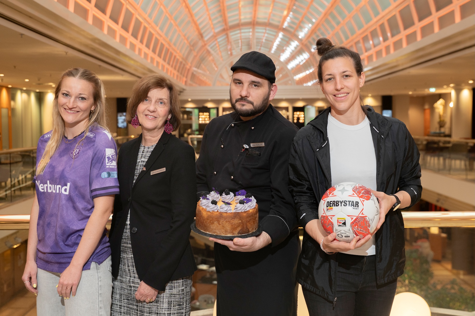 Verena Volkmer, Kapitänin der Frauen Fußballmannschaft von Austria Wien, Angelika Mayr-Horngacher, Director of Sales & Marketing Vienna Marriott Hotel, Marriott Chef Patissier Gilles Guillot und Lisa Makas, Sportliche Leiterin der Frauen Fußballmannschaft von Austria Wien. Verena Volkmer, Kapitänin der Frauen Fußballmannschaft von Austria Wien, Angelika Mayr-Horngacher, Director of Sales & Marketing Vienna Marriott Hotel, Marriott Chef Patissier Gilles Guillot und Lisa Makas, Sportliche Leiterin der Frauen Fußballmannschaft von Austria Wien.