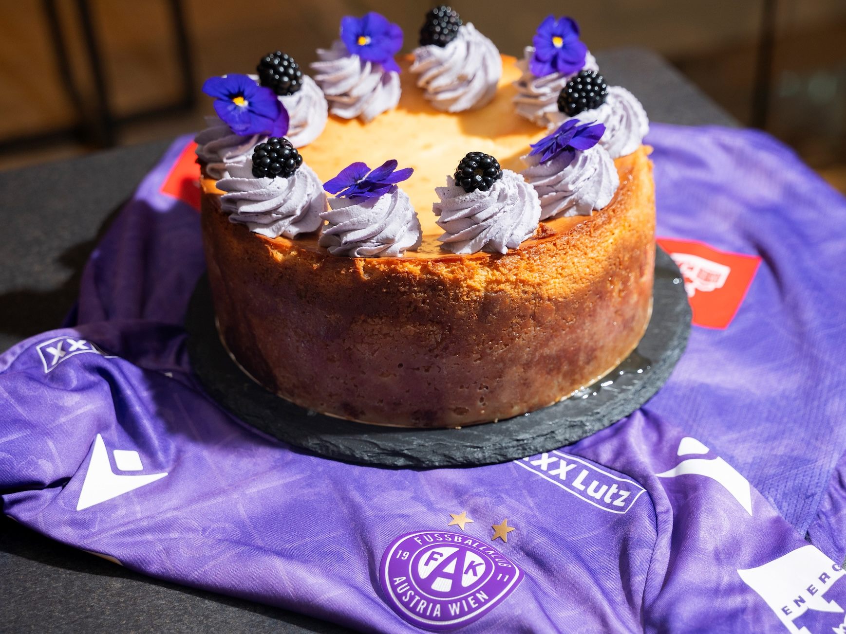 Beim Cheesecake Tasting im Vienna Marriott Hotel gibt es einen Veilchen Cheesecake der Wiener Austria. Beim Cheesecake Tasting im Vienna Marriott Hotel gibt es einen Veilchen Cheesecake der Wiener Austria.