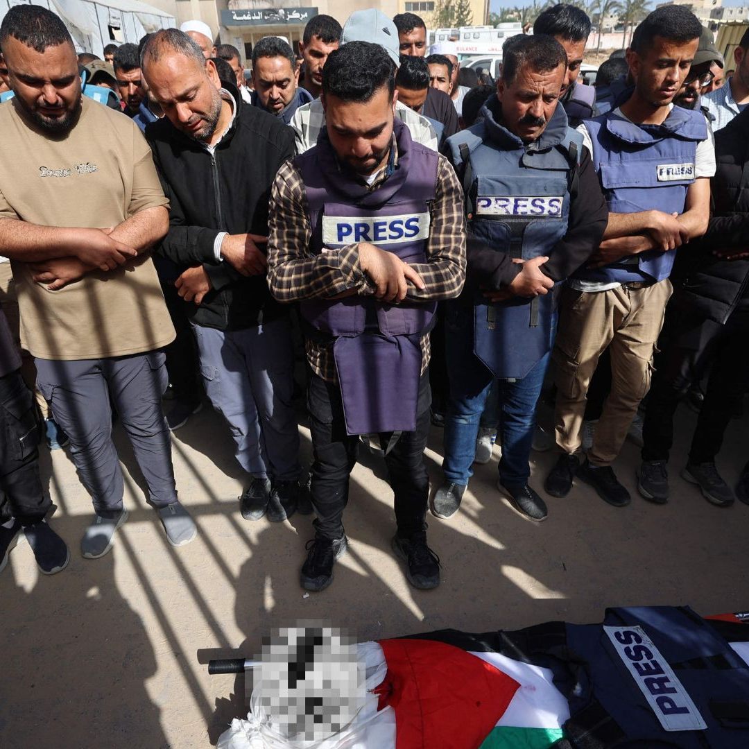 Kollegen nehmen Abschied von Journalist Hassan Essliah, der bei einem nächtlichen Angriff auf das Nasser-Krankenhaus in Gaza getötet wurde.