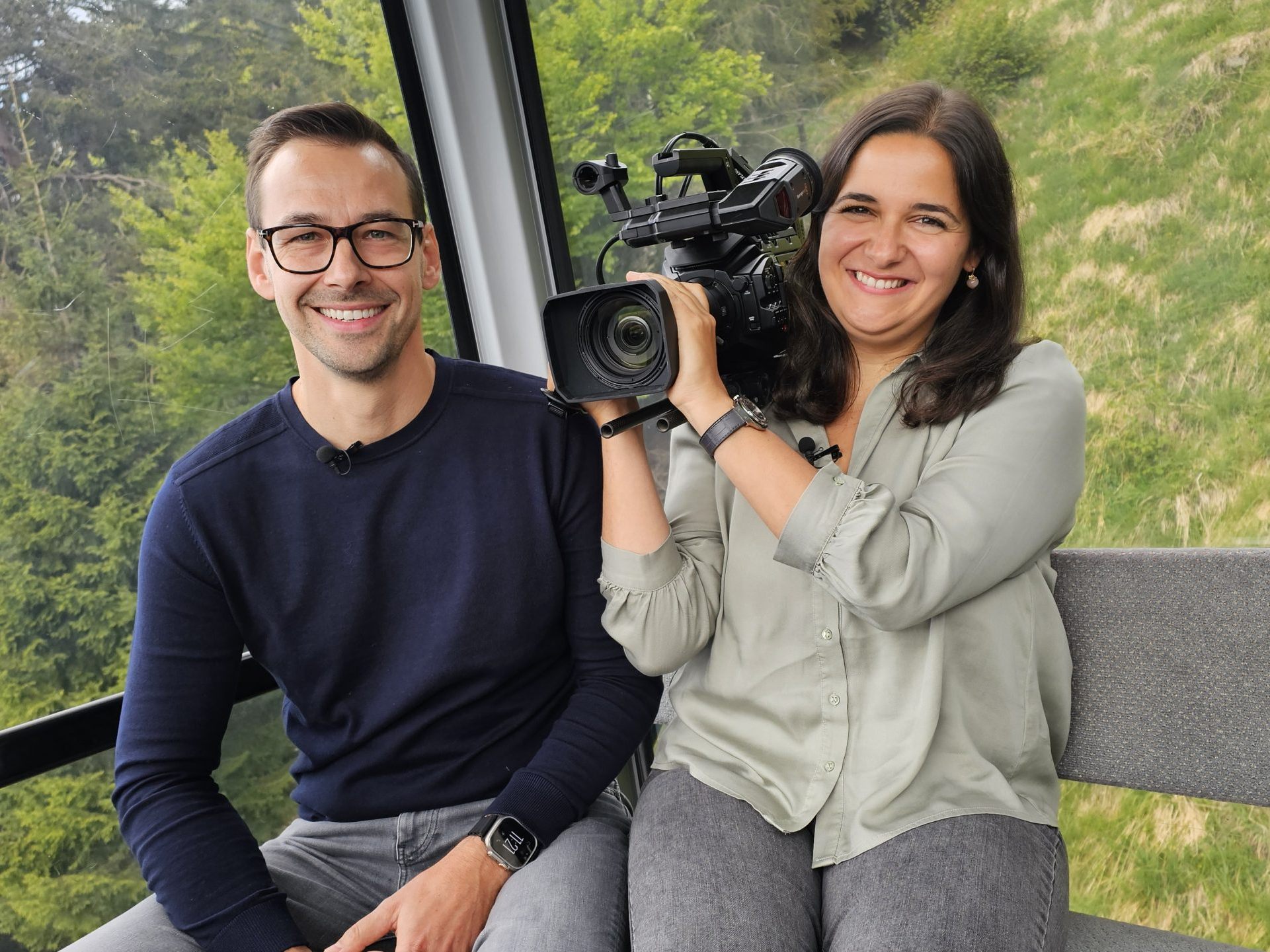 Das Zahnärztepaar Dr. Laura und Dr. Oliver Krebes sind zu Gast in der Fernsehgondel am Muttersberg bei Andreas Seeburger. Das Zahnärztepaar Dr. Laura und Dr. Oliver Krebes sind zu Gast in der Fernsehgondel am Muttersberg bei Andreas Seeburger.