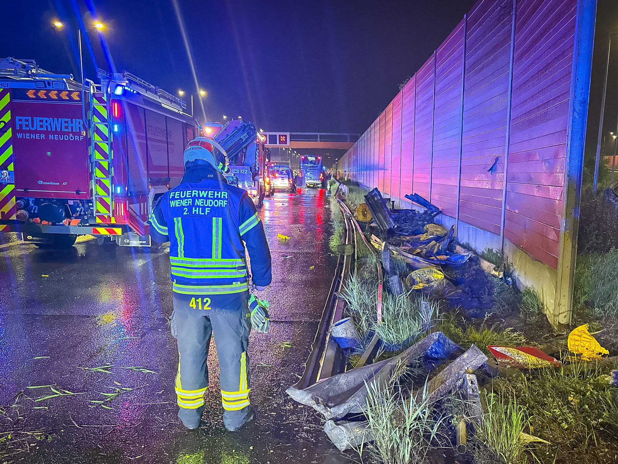 Mehrere Personen wurden bei dem Reisebus-Unfall verletzt. Mehrere Personen wurden bei dem Reisebus-Unfall verletzt.