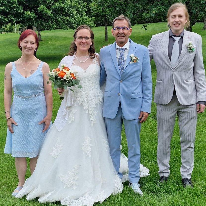 Das frisch vermählte Brautpaar mit seinen Trauzeugen.