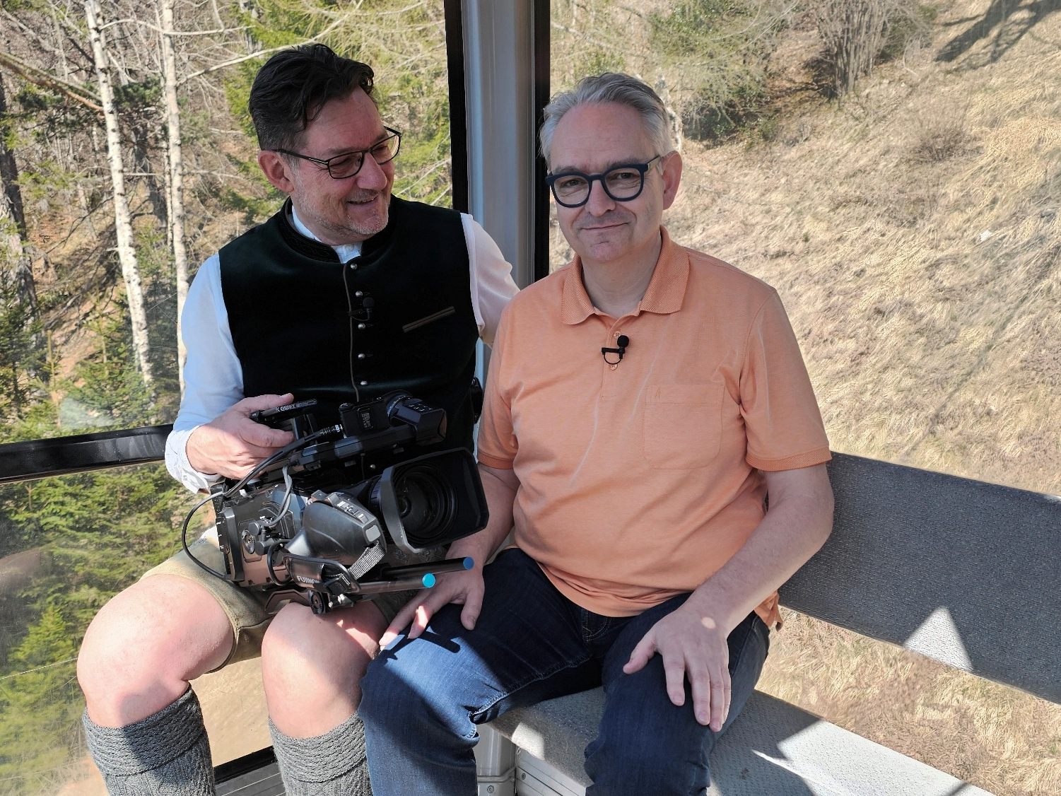 Auch "Zeitpolster" Gründer Gernot Jochum-Müller (re) investiert in die "Zeit-Vorsorge" und berichtet in der Fernsehgondel bei Andreas Seeburger über seinen Verein.