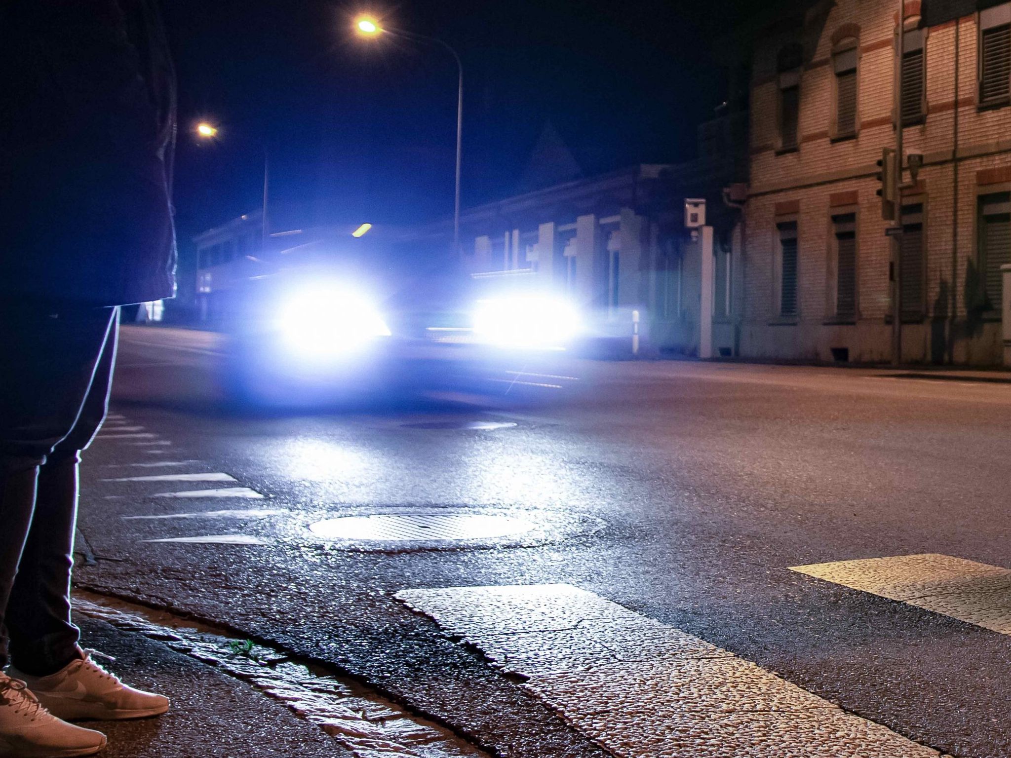 Der 23-jährige Fußgänger wurde unbestimmten Grades verletzt.