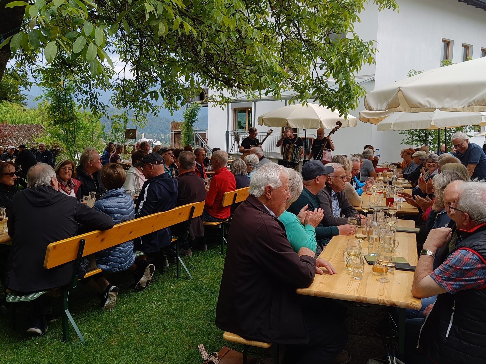 Die Weiler Senior:innen im Buschenschank-Garten Die Weiler Senior:innen im Buschenschank-Garten