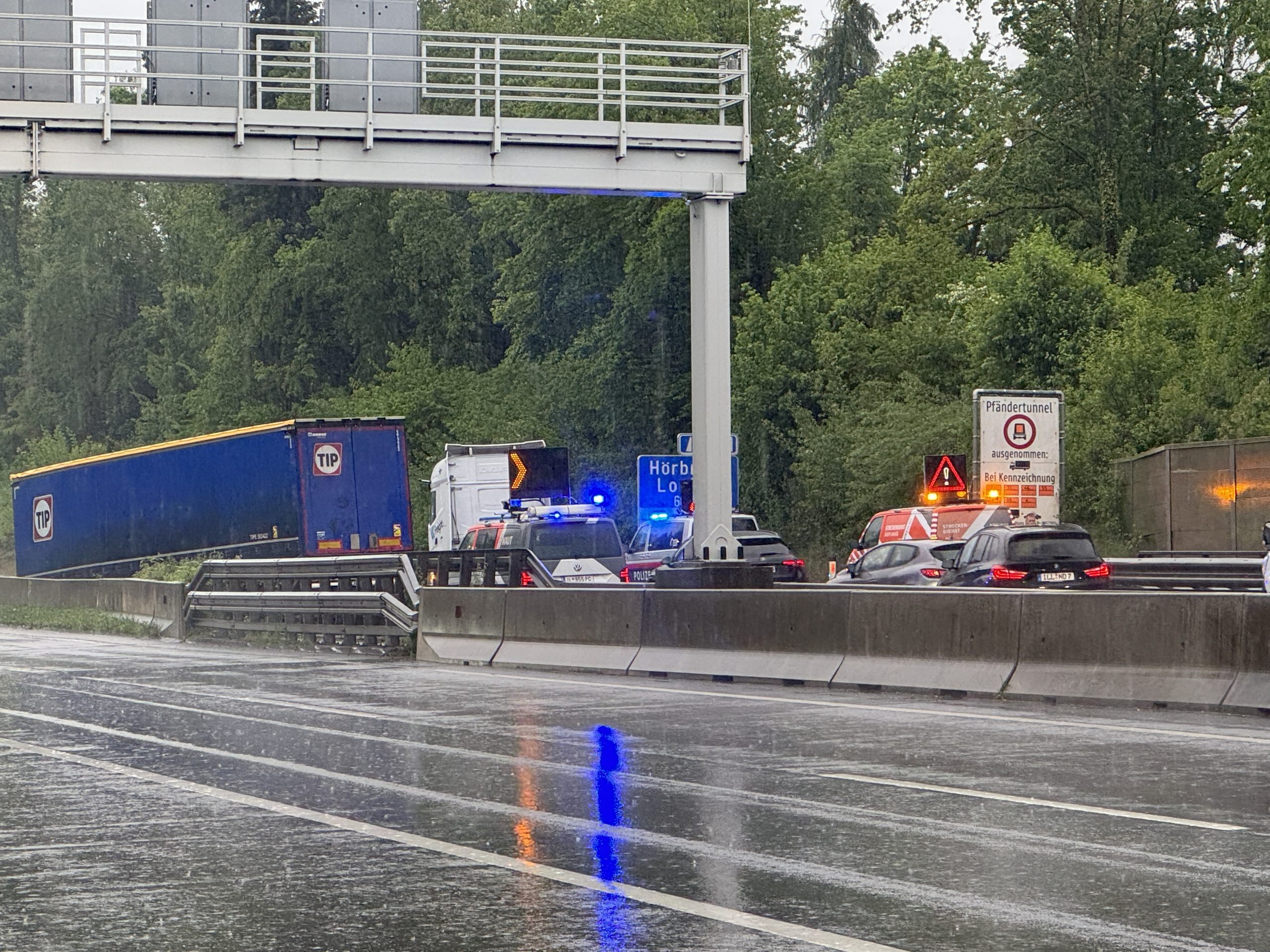 Ein Sattelanhänger löste sich am Montagmorgen und sorgte für Verkehrschaos