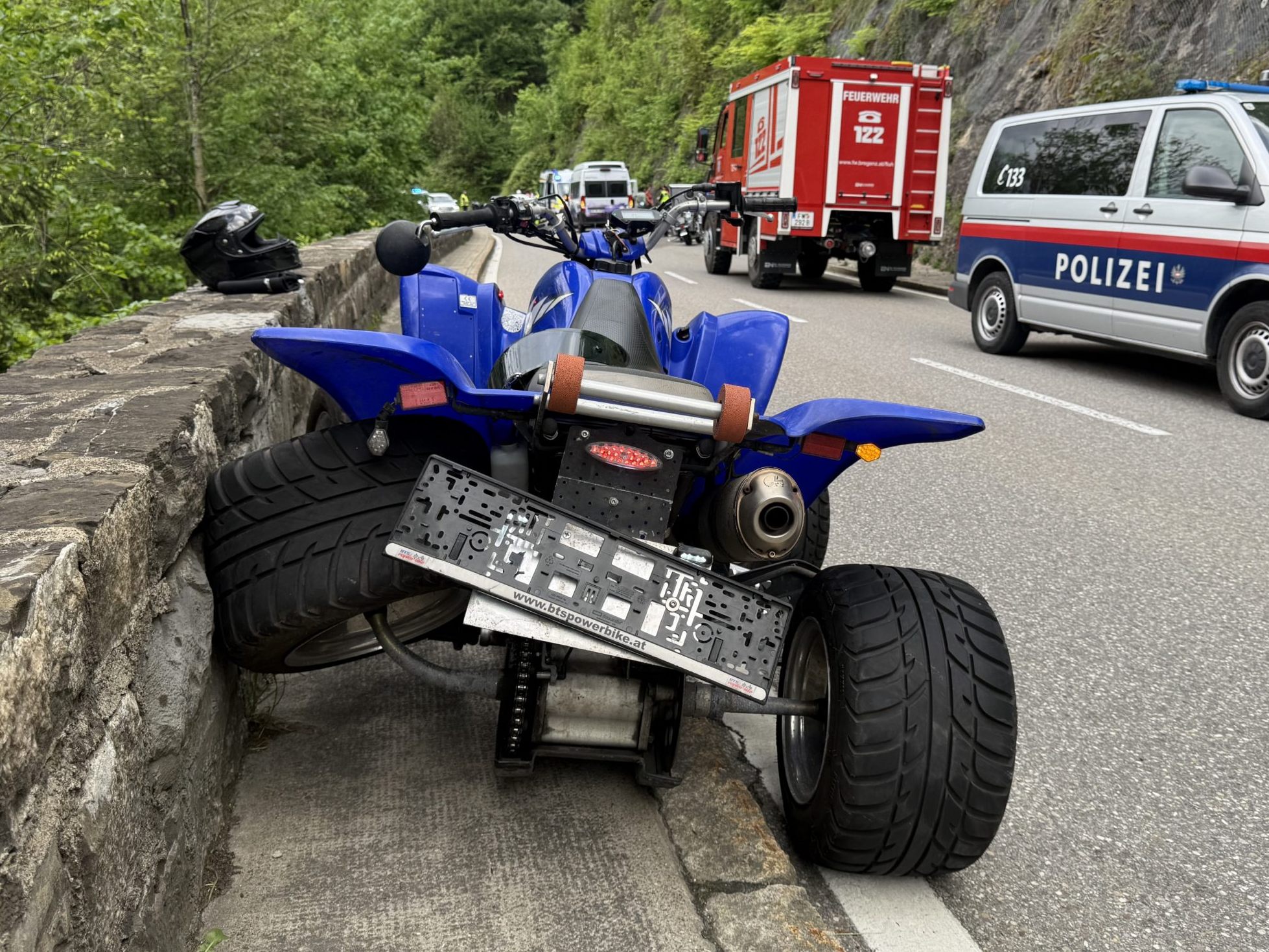 Das Quad wurde durch den Unfall augenscheinlich schwer beschädigt.