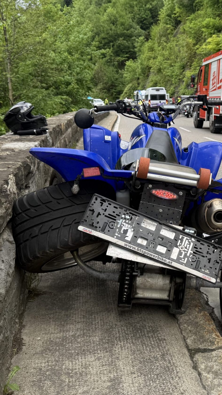 Das Quad wurde durch den Unfall augenscheinlich schwer beschädigt.