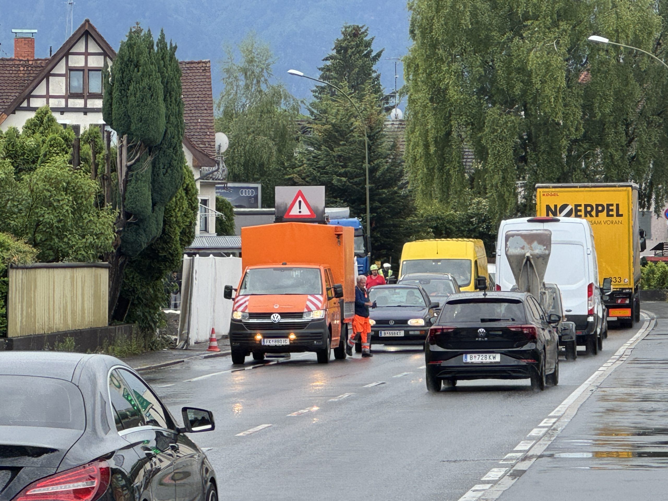 Einsatz an der L203 in Lustenau: Polizei und Bauhof sichern einen beschädigten Gehweg vor der Moschee-Baustelle – ein Riss sorgt für Verkehrsbehinderungen und Rückstau in beide Richtungen. Einsatz an der L203 in Lustenau: Polizei und Bauhof sichern einen beschädigten Gehweg vor der Moschee-Baustelle – ein Riss sorgt für Verkehrsbehinderungen und Rückstau in beide Richtungen.