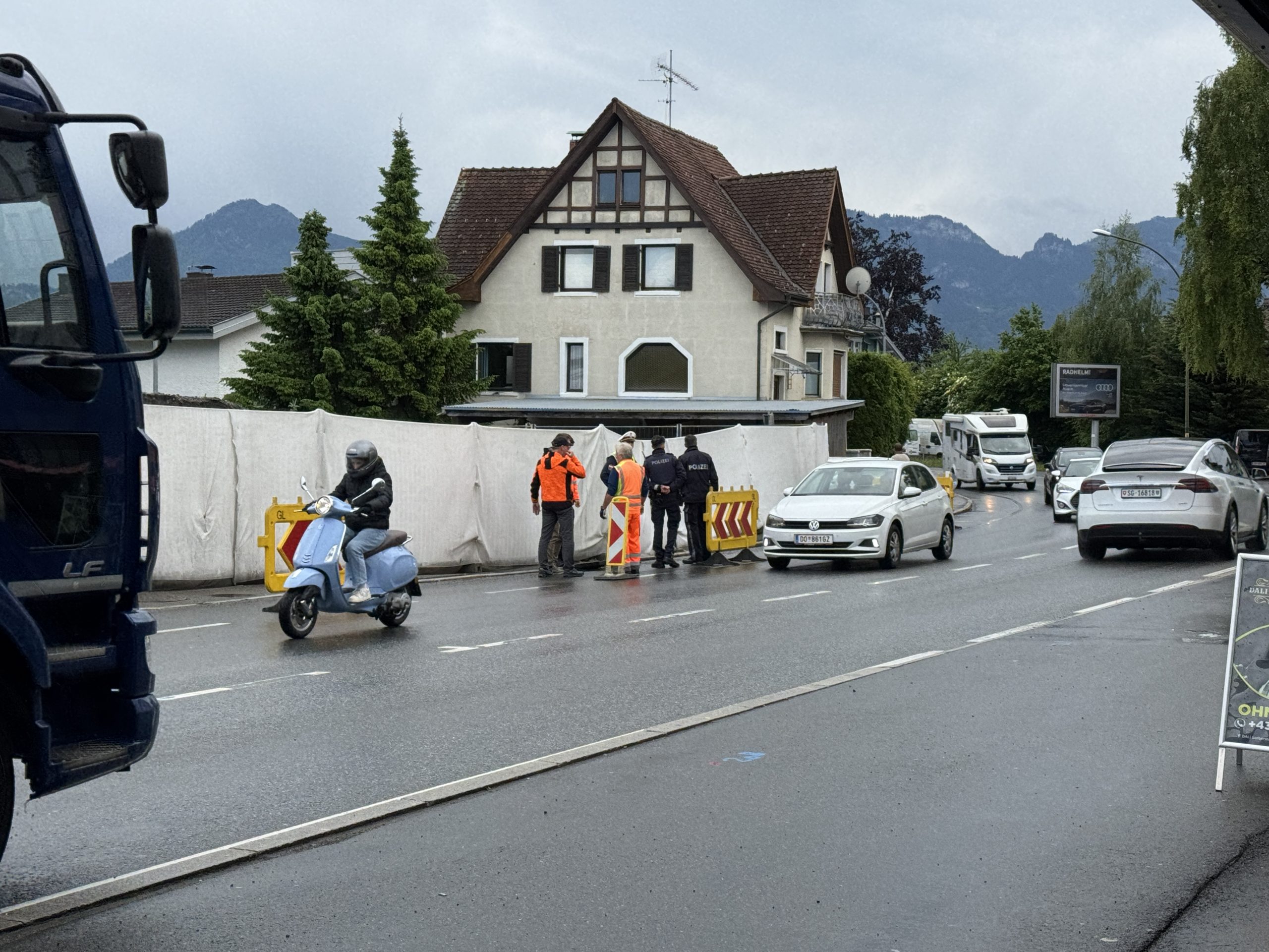 Statiker prüft die Stabilität: Ein Fachmann untersucht vor Ort die betroffene Stelle. Laut Einschätzung besteht keine akute Gefahr für die Fahrbahn. Statiker prüft die Stabilität: Ein Fachmann untersucht vor Ort die betroffene Stelle. Laut Einschätzung besteht keine akute Gefahr für die Fahrbahn.