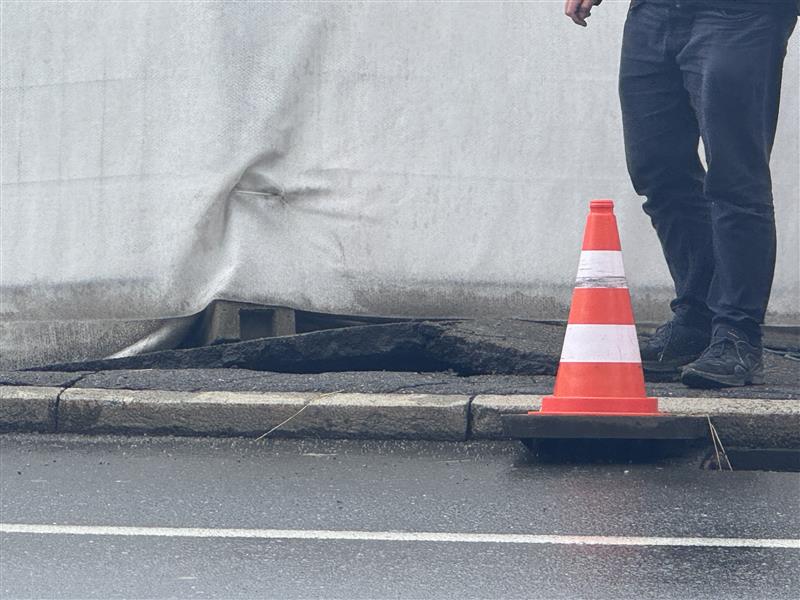 Direkt vor der Moschee-Baustelle zeigt sich ein deutlicher Schaden im Gehwegbelag – die Stelle ist für Passanten gesperrt. Direkt vor der Moschee-Baustelle zeigt sich ein deutlicher Schaden im Gehwegbelag – die Stelle ist für Passanten gesperrt.
