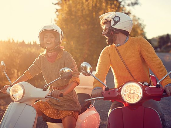 Sorglos durch Bella Italia – aber nur mit dem nötigen Know-how. Wer 2025 mit Roller, Auto oder Rad unterwegs ist, sollte die neuen Verkehrsregeln kennen.