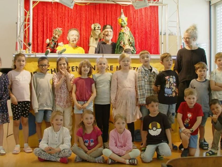 Die Puppenspieler Robert und August Swoboda vom Theater Arlequin aus Wien mit einer der Volksschulklassen der VS Gaissau in Vorarlberg. Die Puppenspieler Robert und August Swoboda vom Theater Arlequin aus Wien mit einer der Volksschulklassen der VS Gaissau in Vorarlberg.