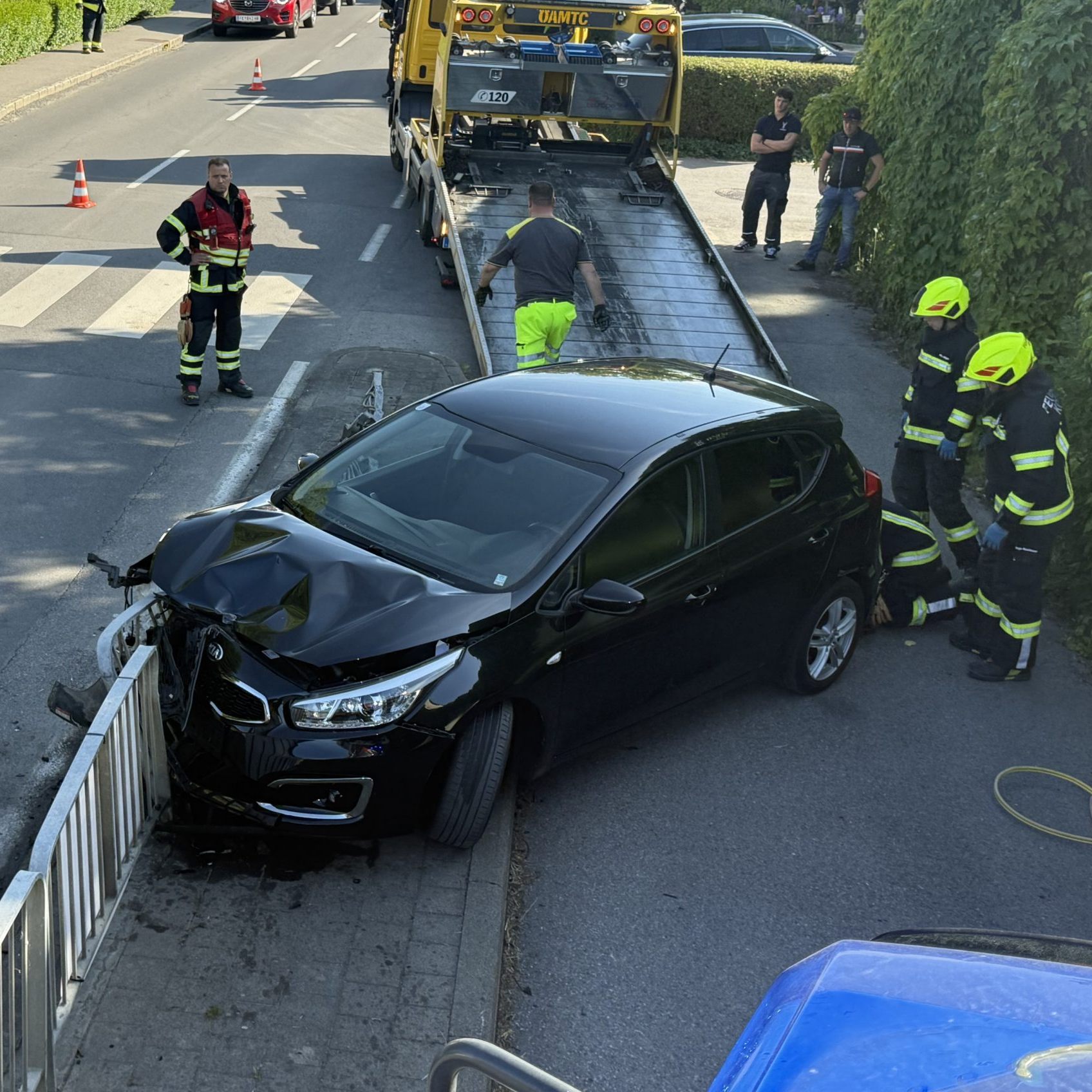 Der Pkw krachte gegen ein Geländer am Gehsteig.