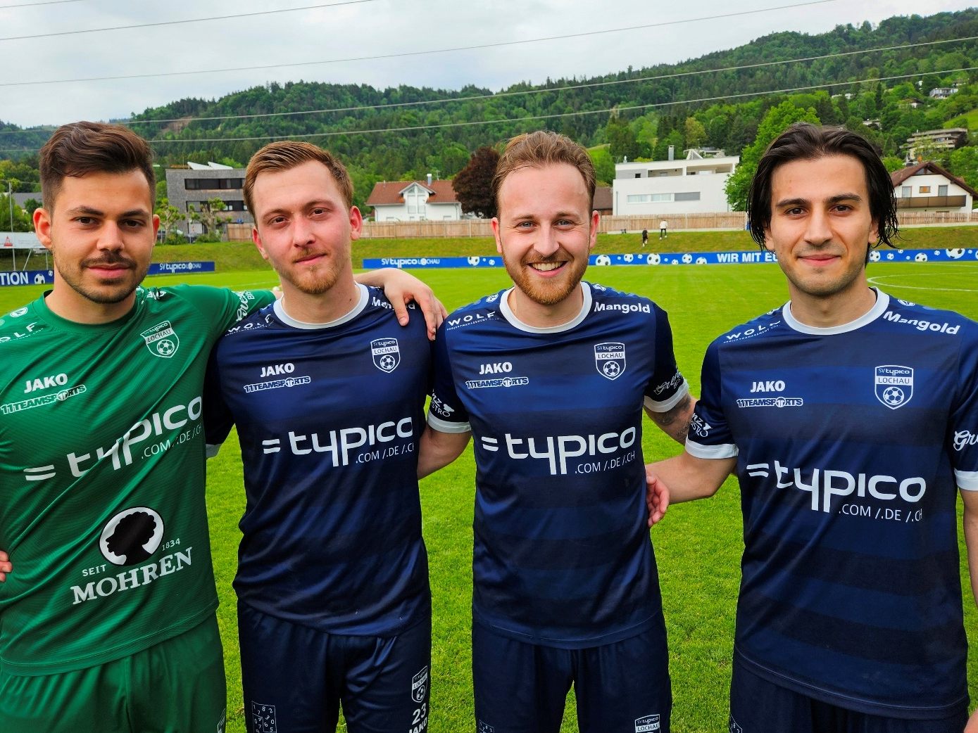 Sie sorgten beim tollen 4:1 Sieg im letzten Heimspiel gegen den FC Hard für die Lochauer Tore: Marcel Ladinek, Kevin Prantl (2) und Mete Dastan (Elfmeter), im Bild mit Tormann Sandro Eichhübl.