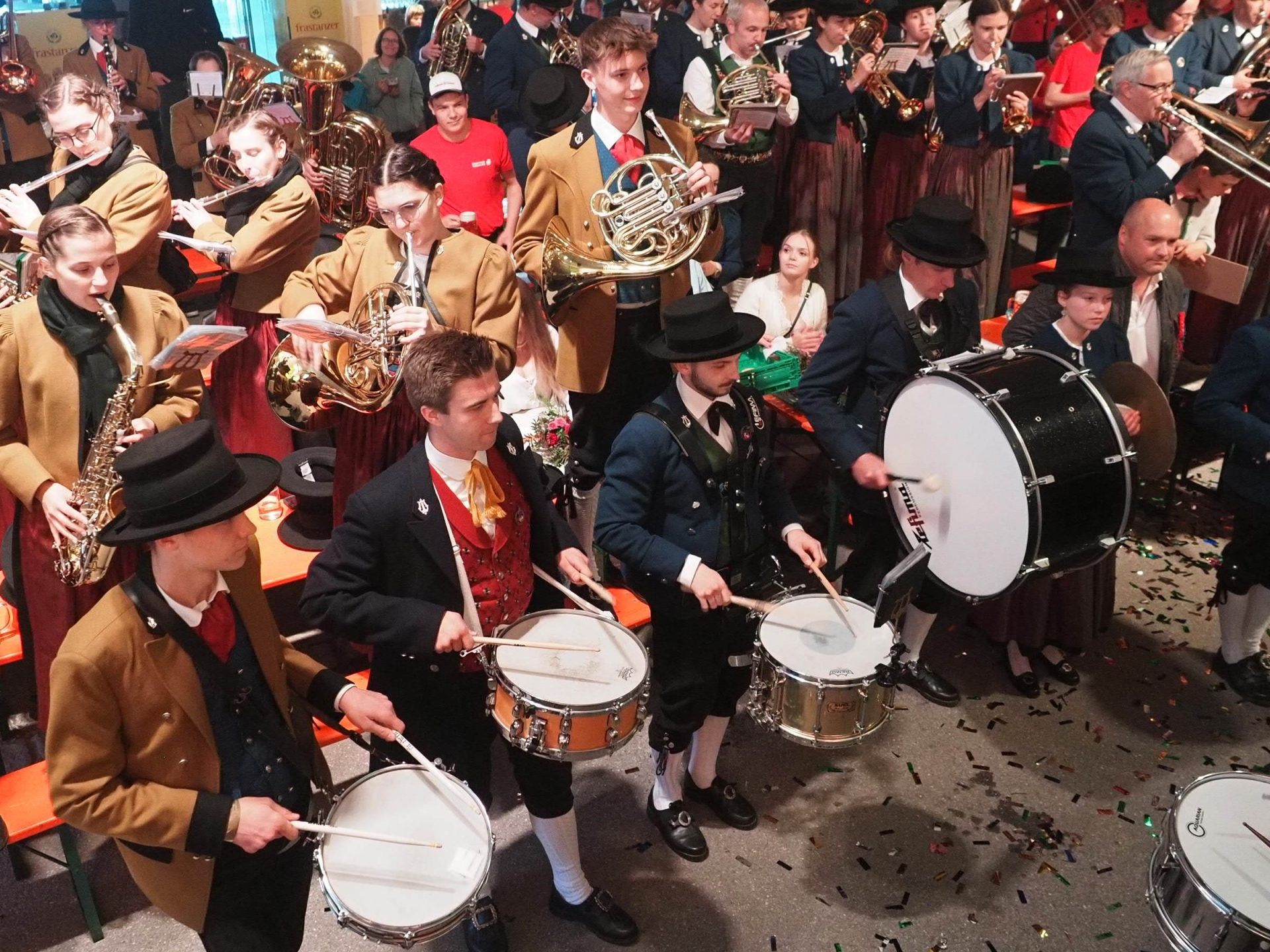 Musikkapellen bilden nach dem Einmarsch ins Zelt einen Gesamtchor - Stimmung pur! Musikkapellen bilden nach dem Einmarsch ins Zelt einen Gesamtchor - Stimmung pur!