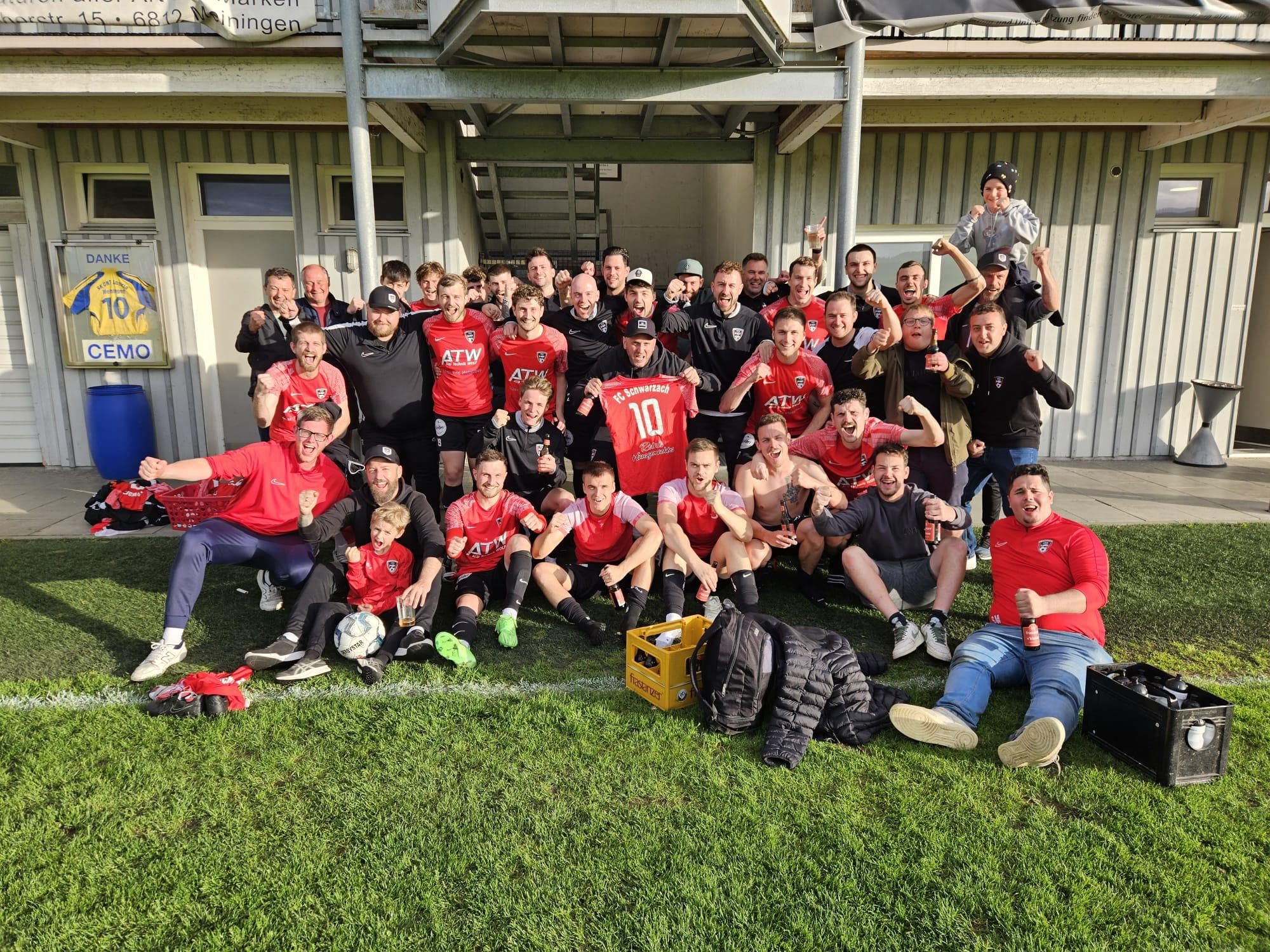 Die Kicker aus Schwarzach feierten den Aufstieg überschwänglich. Die Kicker aus Schwarzach feierten den Aufstieg überschwänglich.
