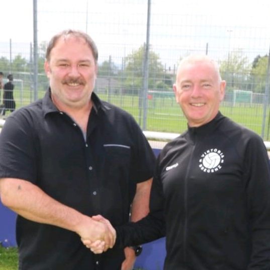 Obmann Michael Faast (re.) hieß Dietmar Hochmayr willkommen.