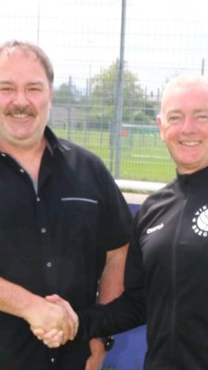 Obmann Michael Faast (re.) hieß Dietmar Hochmayr willkommen.