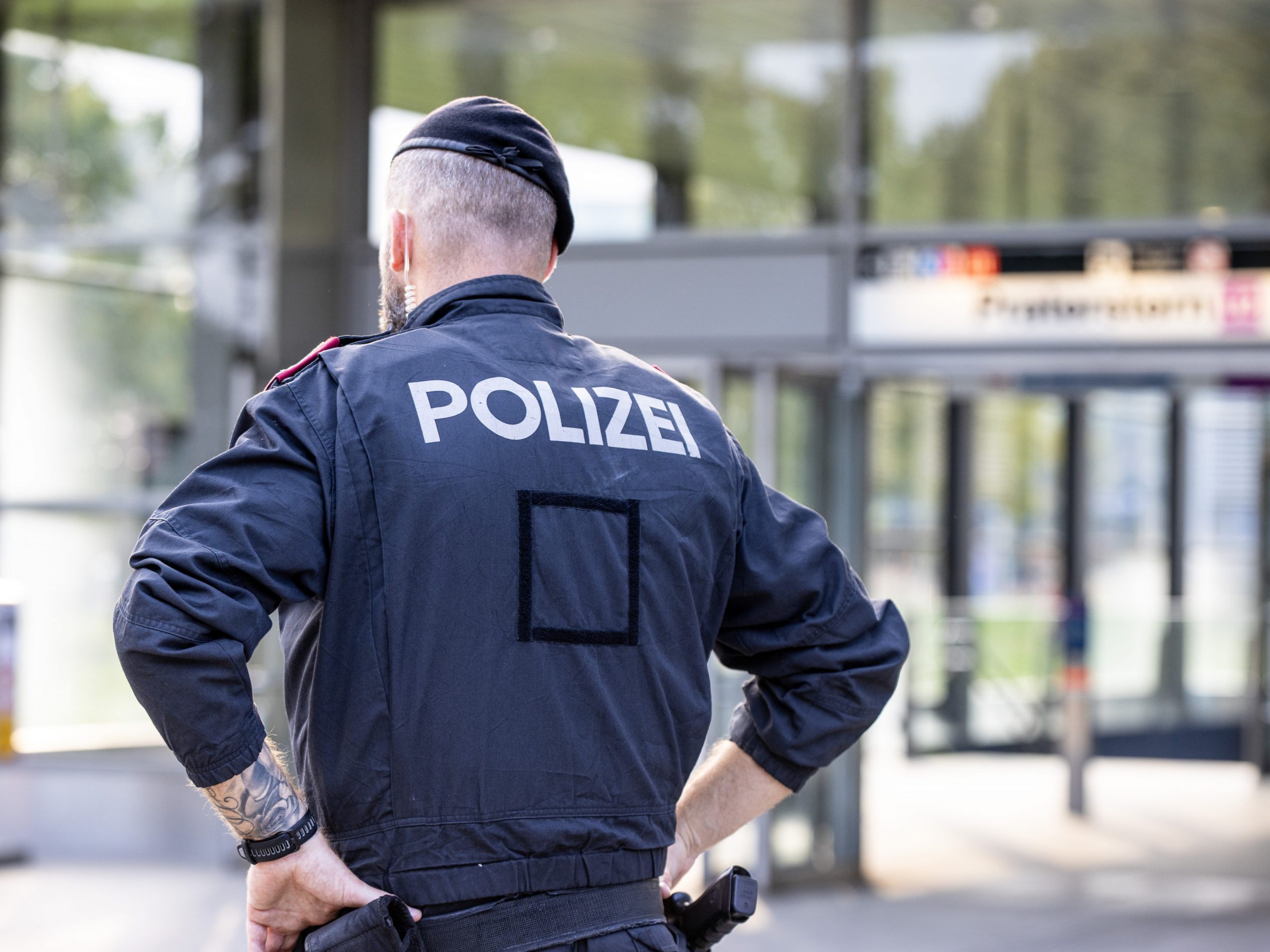 Täter noch flüchtig - Großfahndung läuft. (Symbolbild) Täter noch flüchtig - Großfahndung läuft. (Symbolbild)