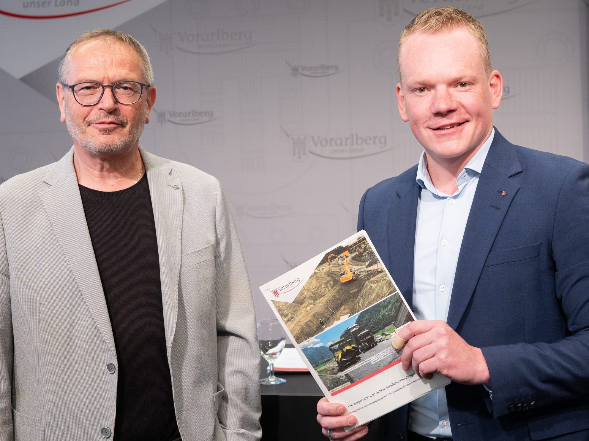 Landesstatthalter Christof Bitschi und Gerhard Schnitzer, Vorstand der Abteilung Straßenbau.