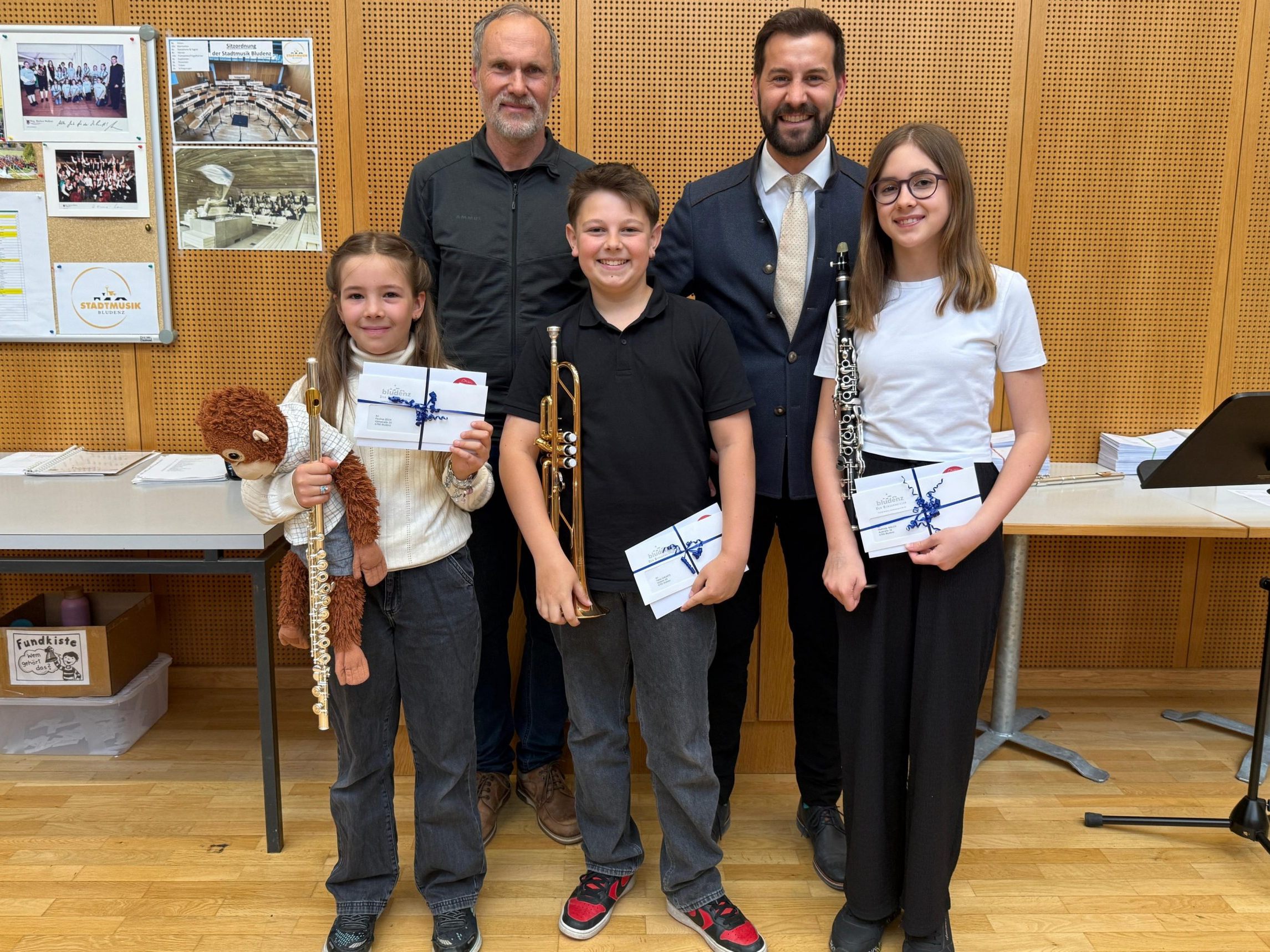 Paulina Zech (mit Querflöte und Affe), Fabio Juriatti (mit Trompete) und Mathilde Walch (mit Klarinette), dahinter Dir. Thomas Greiner und Bürgermeister Simon Tschann Paulina Zech (mit Querflöte und Affe), Fabio Juriatti (mit Trompete) und Mathilde Walch (mit Klarinette), dahinter Dir. Thomas Greiner und Bürgermeister Simon Tschann