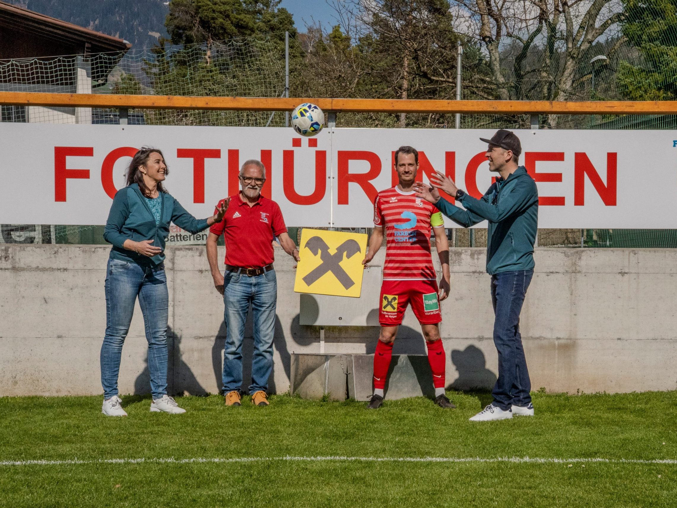Sandra Fetzel (li) und Christian Burtscher (re) von der Raiba im Walgau sowie Obmann Berno Witwer (2 vo li) und Kapitän Markus Florineth (2 vo re) vom Farbencenter FC Thüringen Sandra Fetzel (li) und Christian Burtscher (re) von der Raiba im Walgau sowie Obmann Berno Witwer (2 vo li) und Kapitän Markus Florineth (2 vo re) vom Farbencenter FC Thüringen