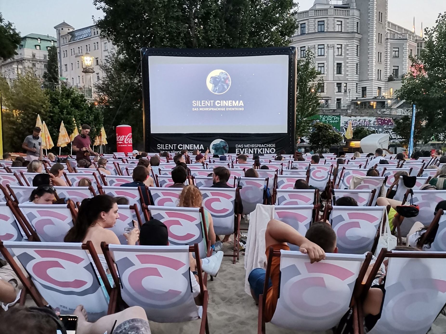Die Strandbar Herrmann verwandelt sich wieder in ein Open Air Kino. Die Strandbar Herrmann verwandelt sich wieder in ein Open Air Kino.