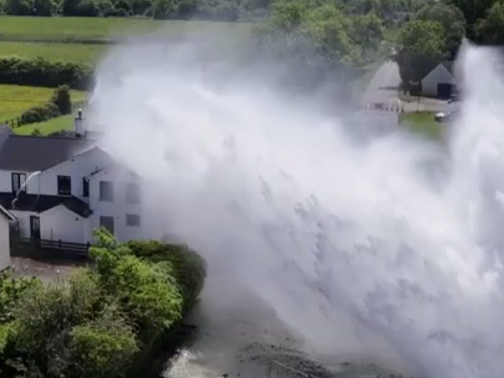 Riesige Fontäne nach Wasserrohrbruch in England