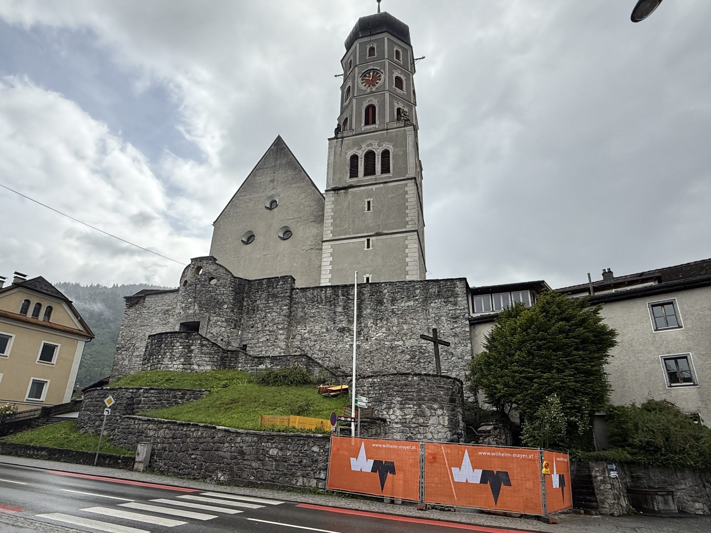 Die nächste Etappe der denkmalgeschützten Stadtmauer und des Kriegerdenkmals haben begonnen.