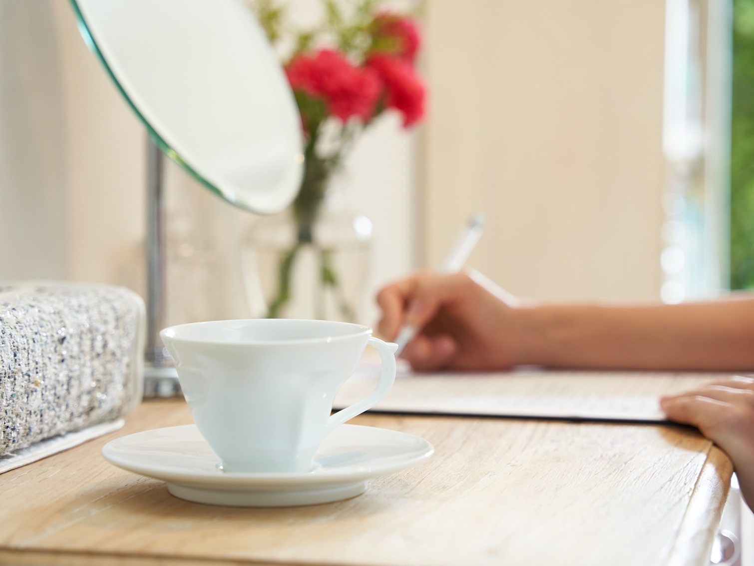 Studentin aus Dornbirn lernt bei einer Tasse Tee