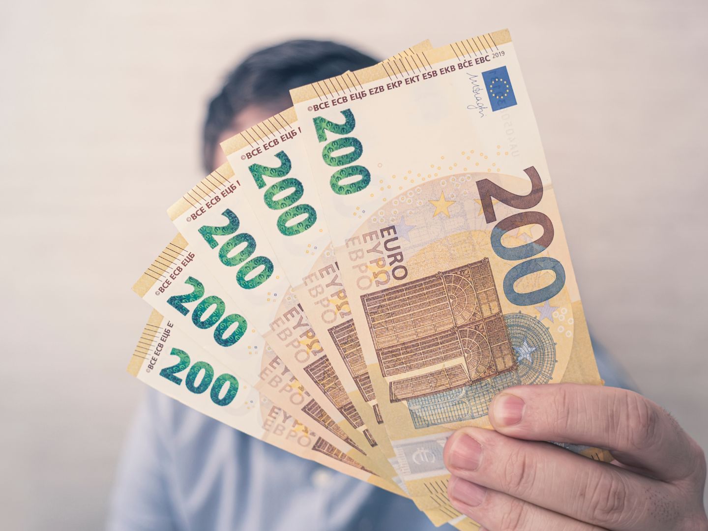 Ab Mai 2025 steigen die Gehälter in Österreichs Industrie und Tourismus – erstmals über 2.000 Euro Mindestgehalt.