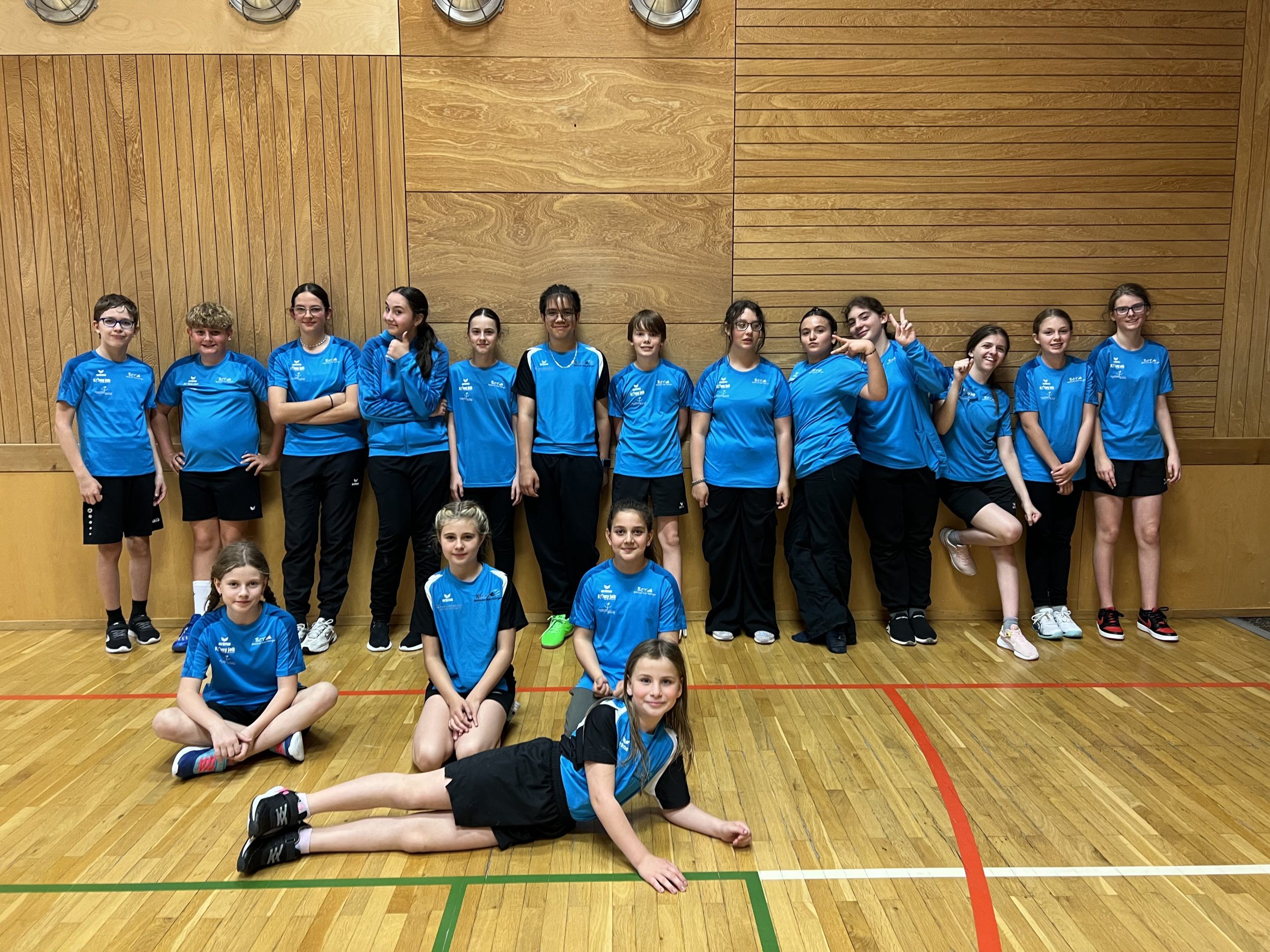 Gruppenfoto aller TeilnehmerInnen der Schüler-Vereinsmeisterschaften Gruppenfoto aller TeilnehmerInnen der Schüler-Vereinsmeisterschaften