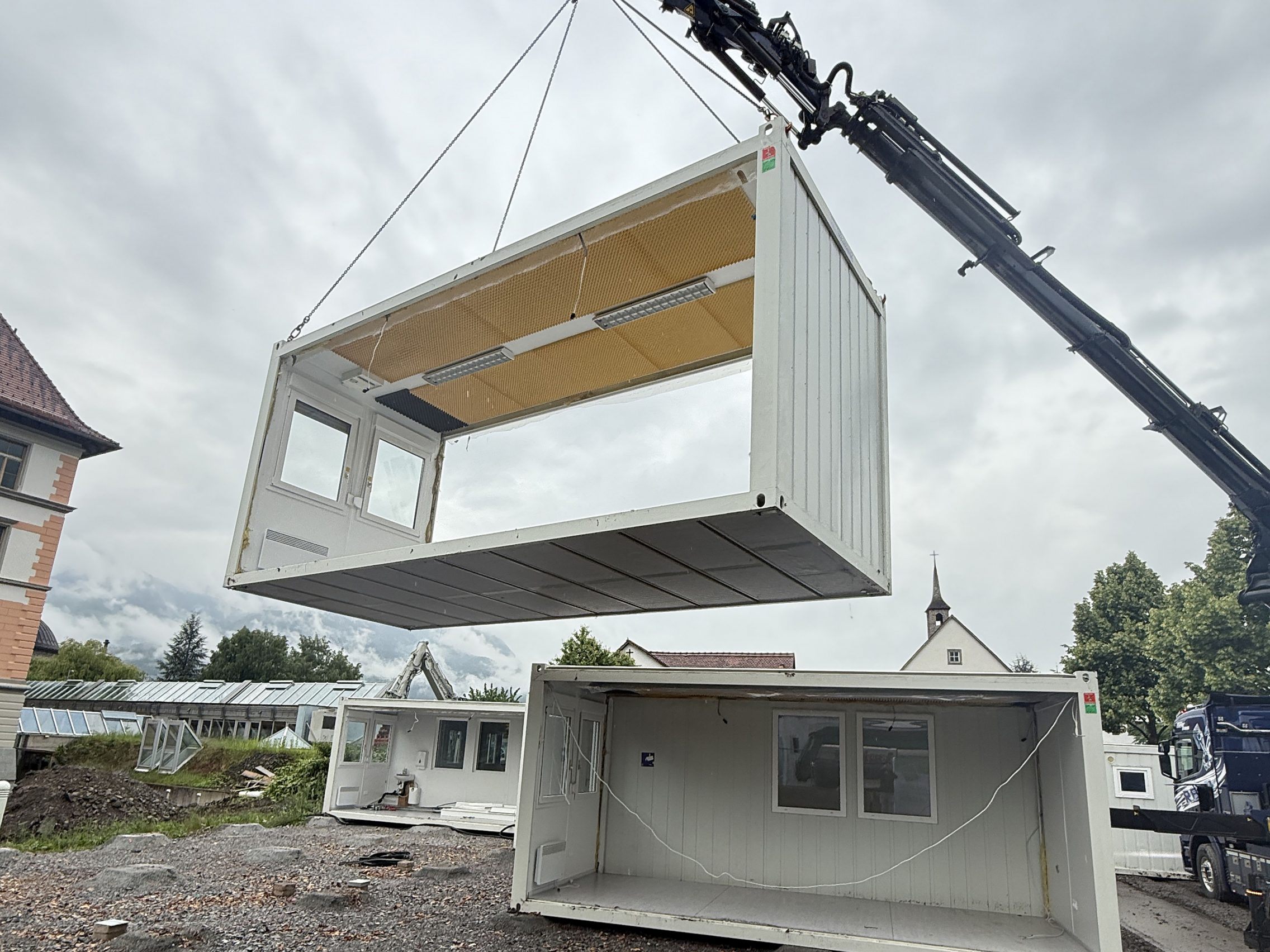 Der Vorplatz bei der Volksschule nimmt mit dem Abbau der Container-Schule und den Asphaltierungsarbeiten formen an.