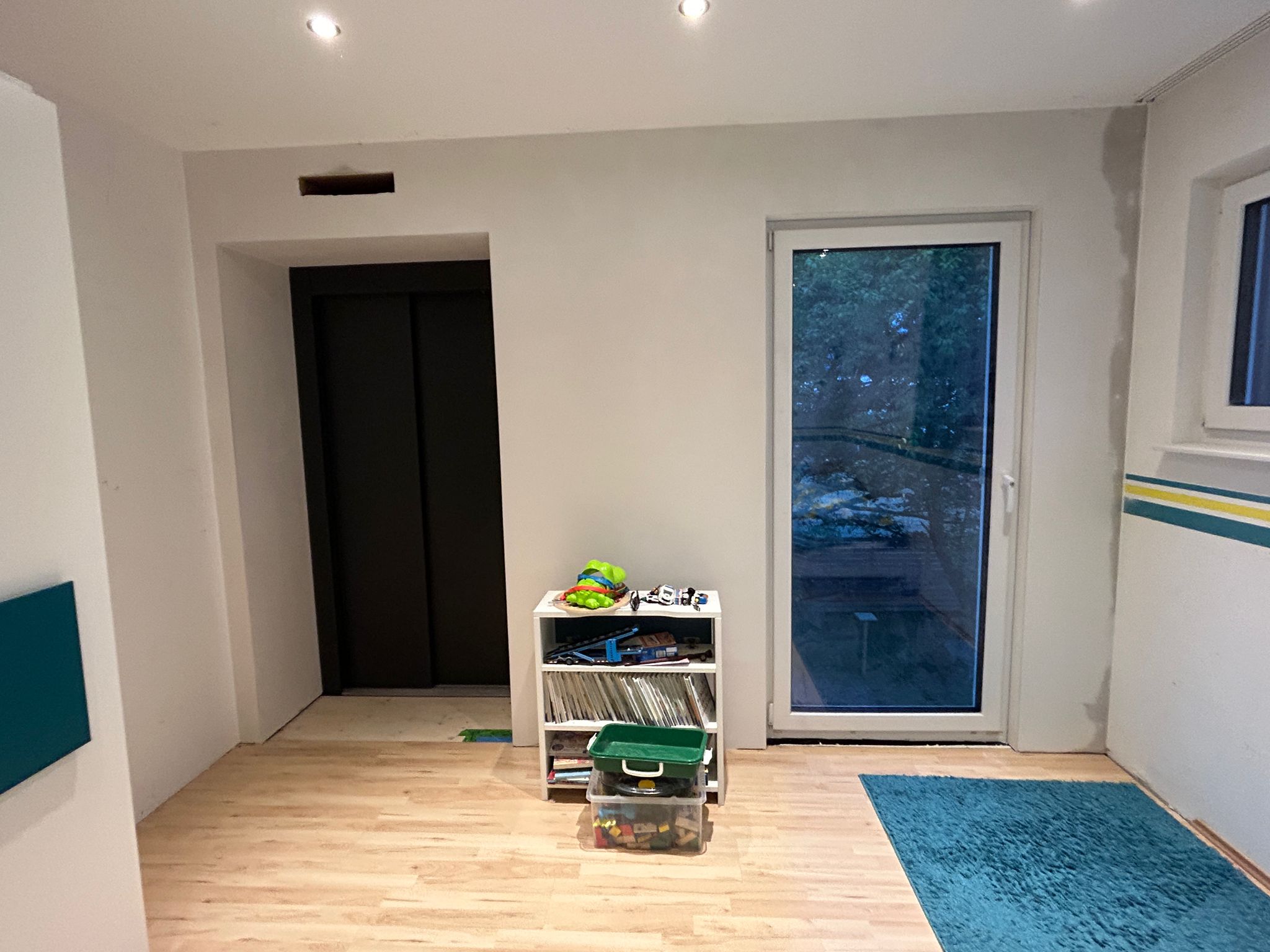Lukas kann ab jetzt von seinem Kinderzimmer aus mit dem Lift zwischen den Stockwerken hin und her wechseln.