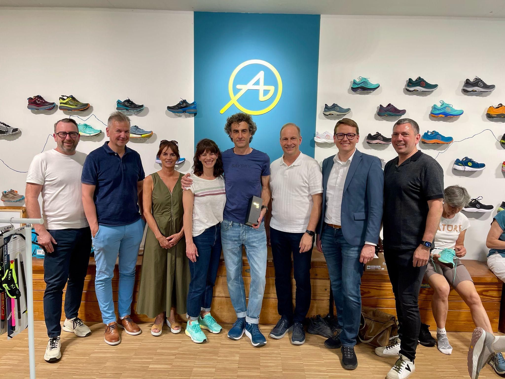 v. l. StR. Dietmar Amann, Projektentwickler Markus Schadenbauer, WIGE-Obfrau Barbara Öhe-Kirchner, Elisabeth und Florian Graf, Bgm. Dieter Egger, Stadtmarketing-GF Clemens Osl, Vize-Bgm. Markus Klien v. l. StR. Dietmar Amann, Projektentwickler Markus Schadenbauer, WIGE-Obfrau Barbara Öhe-Kirchner, Elisabeth und Florian Graf, Bgm. Dieter Egger, Stadtmarketing-GF Clemens Osl, Vize-Bgm. Markus Klien