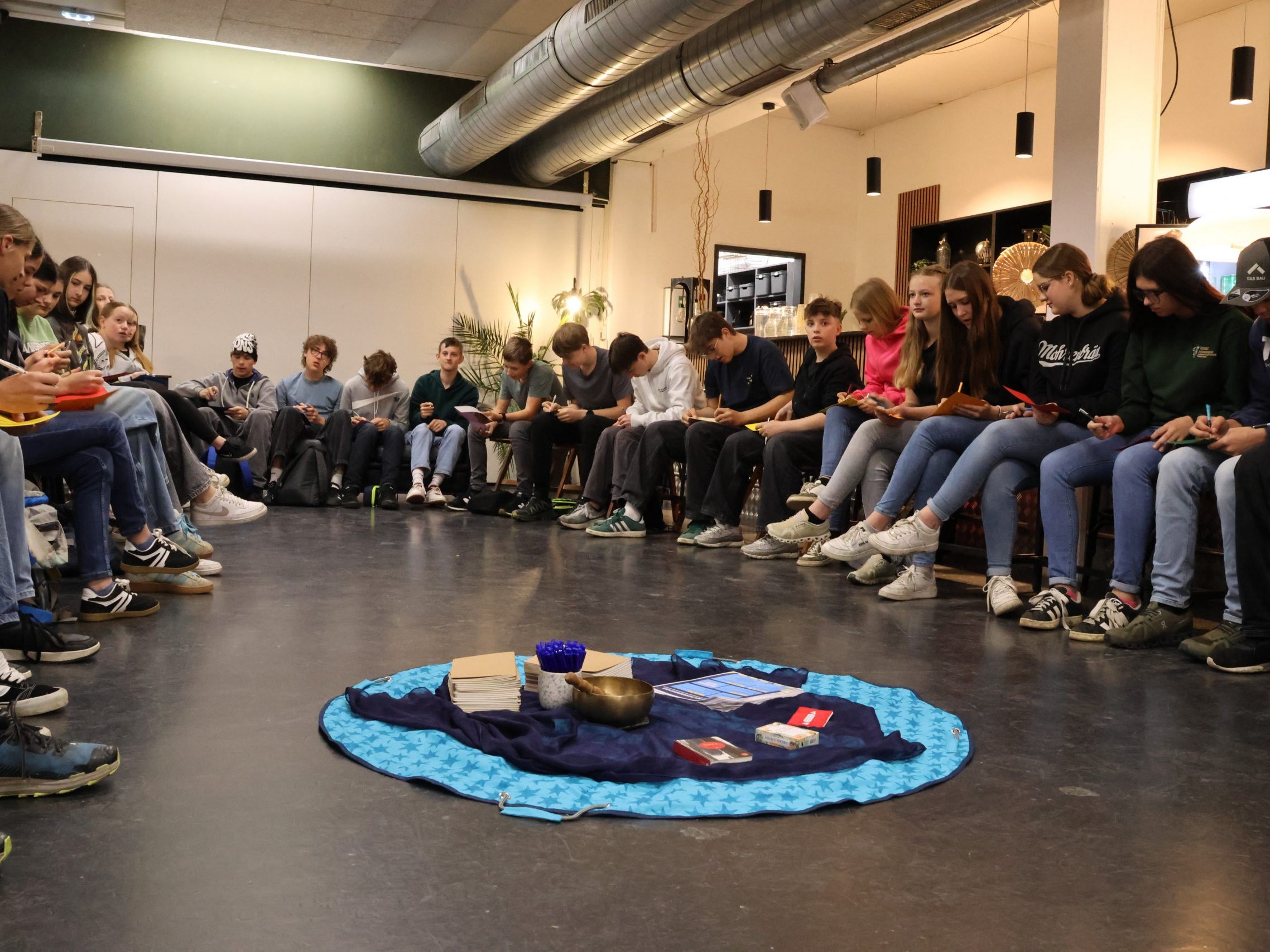 Der aUGUST*-Workshop mit Schülern des BSBZ in den Räumlichkeiten der Offenen Jugendarbeit Hohenems.