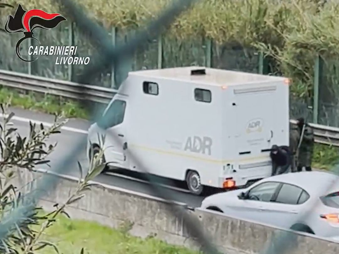 Spezialeinheit verhaftet elf Verdächtige nach Überfall auf Geldtransporter.