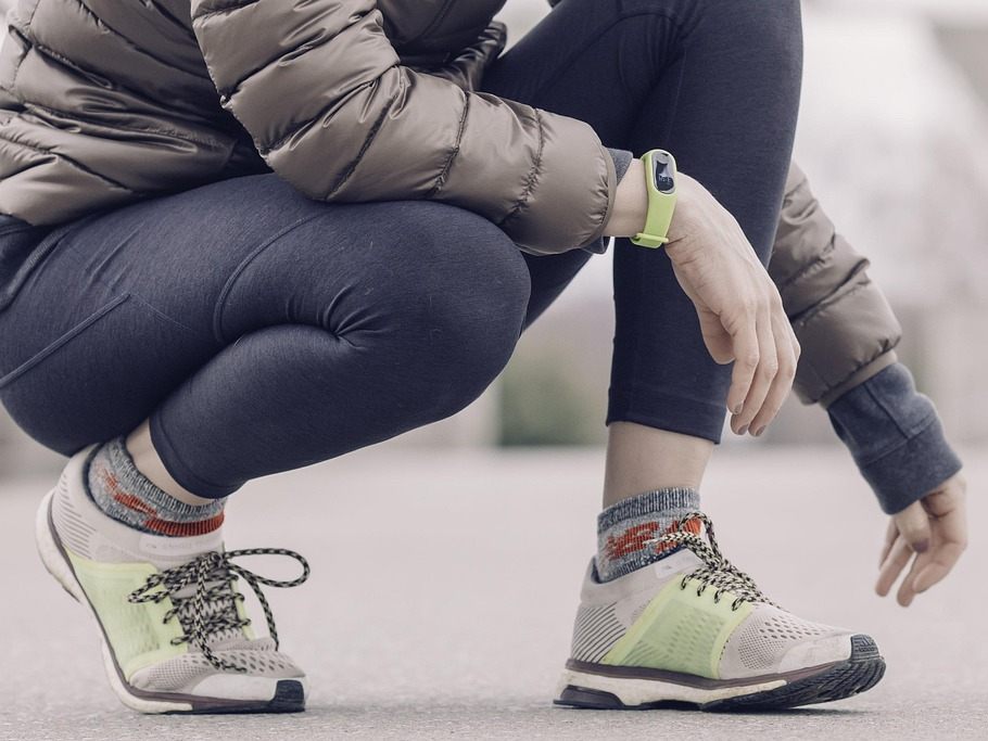 Auch günstige Fitnesstracker schnitten im VKI-Test gut ab.
