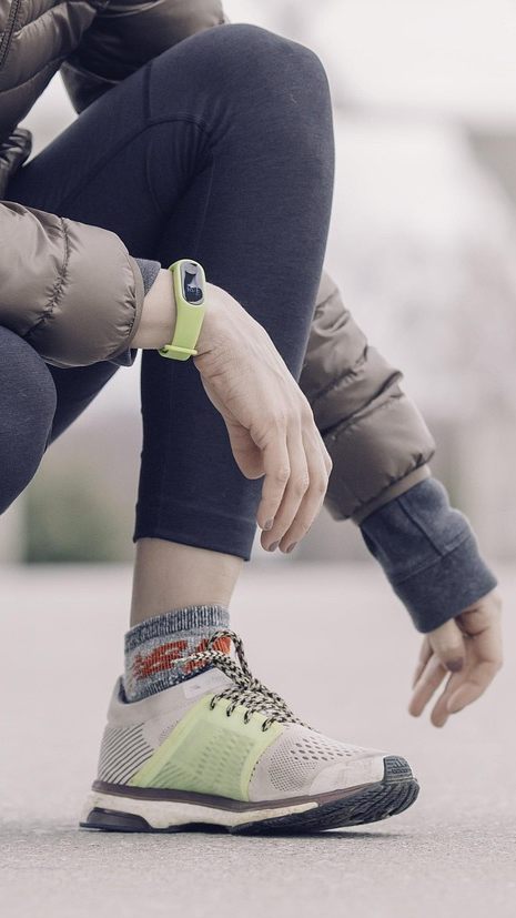 Auch günstige Fitnesstracker schnitten im VKI-Test gut ab.